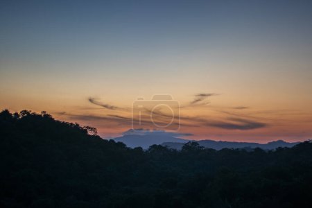 Téléchargez les photos : Coucher de soleil sur les montagnes le matin, Chiang Mai, Thaïlande - en image libre de droit