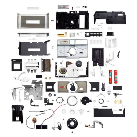 Téléchargez les photos : Caméra Instamatic 300 en morceaux sur fond blanc - en image libre de droit