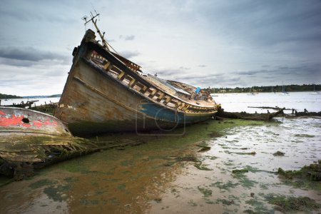 Téléchargez les photos : Bateaux à voile pourrissants sur la boue à marée basse à Pin Mill, Suffolk - en image libre de droit