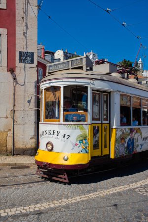Foto de Tranvía número 28 en el Largo de Santa Luzia en el centro de Lisboa - Imagen libre de derechos