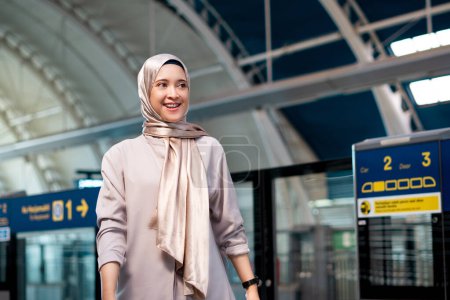 Asiatische muslimische Frau in der U-Bahn. Nahverkehrskonzept