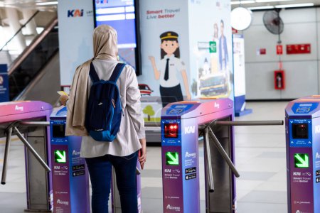 Asiatische muslimische Frau in der U-Bahn. Nahverkehrskonzept
