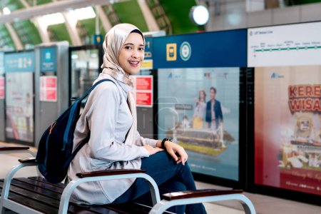 Asiatique musulmane dans le métro système de transport en commun. Concept de transport public