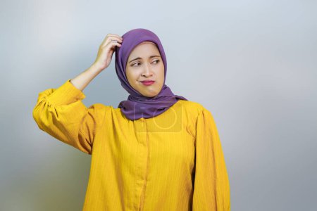 Mujer musulmana confundida pensando mientras mira hacia los lados. concepto de pensamiento musulmán mujer
