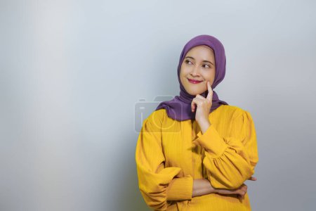 Femme musulmane confus penser comme elle regarde de côté. concept de pensée femme musulmane