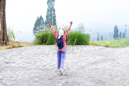 Foto de Mujer musulmana joven disfrutando de su tiempo durante su viaje en solitario - Imagen libre de derechos