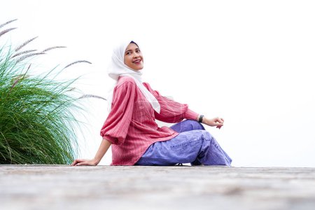 Foto de Mujer musulmana joven disfrutando de su tiempo durante su viaje en solitario - Imagen libre de derechos