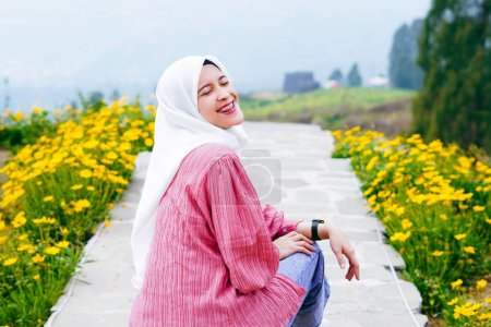 Junge glückliche Muslimin im Sommerurlaub