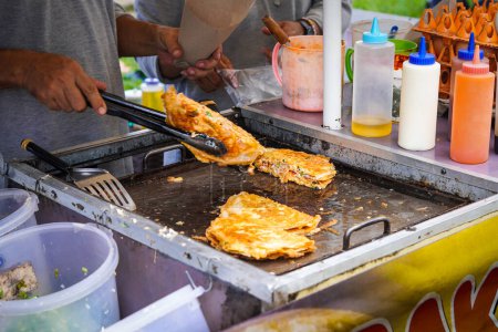 Plaisir de la cuisine de rue indonésienne martabak telor au festival street food