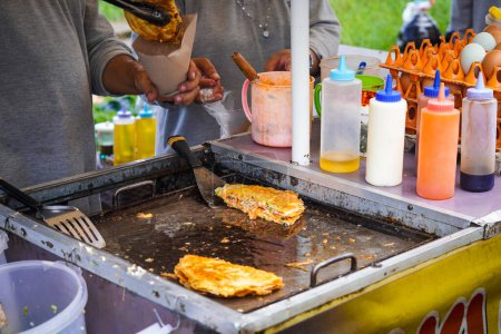 Plaisir de la cuisine de rue indonésienne martabak telor au festival street food