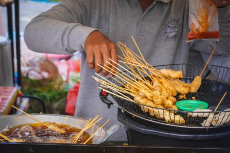 Cilor oder Cilung, traditionelles indonesisches Street Food, das gebraten wird.