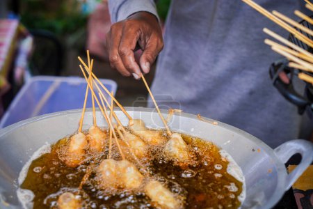 Cilor oder Cilung, traditionelles indonesisches Street Food, das gebraten wird.