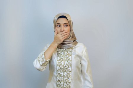 Frau, die Ohren, Augen und Mund bedeckt, um vor Negativität zu schützen, auf weißem Hintergrund