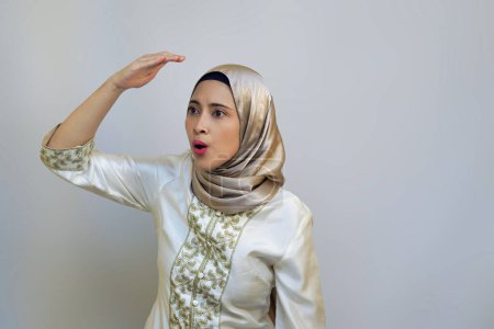 Junge Muslimin blickt aufgeregt auf und blickt in die Ferne. Neugierig auf etwas Konzept