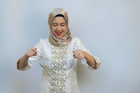 Mujer musulmana indonesia esperando con entusiasmo la comida después de un largo día de dieta en ayunas durante el ramadán