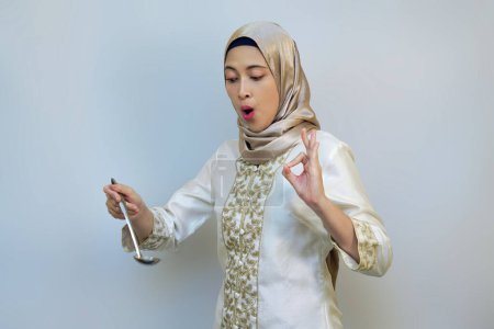 Mujer musulmana indonesia esperando con entusiasmo la comida después de un largo día de dieta en ayunas durante el ramadán