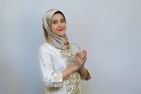 Femme hijab indonésienne en Ramadan ou geste d'excuse de l'Aïd sur fond blanc