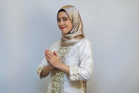 Mujer Hijab indonesia en Ramadán o gesto de disculpa del Eid sobre fondo blanco
