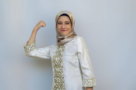 Une femme musulmane indonésienne célèbre son succès au Ramadan sur fond blanc