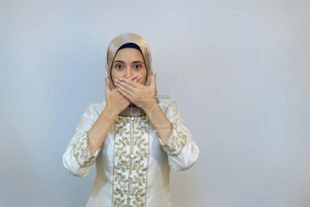 Frau, die Ohren, Augen und Mund bedeckt, um vor Negativität zu schützen, auf weißem Hintergrund