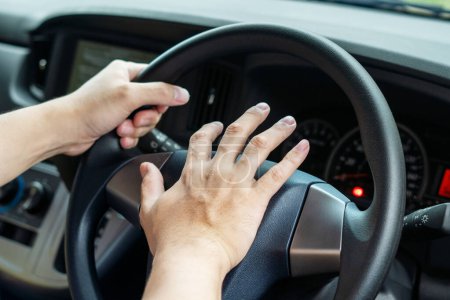 Téléchargez les photos : Illustration de la main d'un homme klaxonnant sa corne de voiture - en image libre de droit