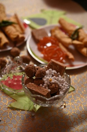 Foto de Plato con bocadillos y tazón con dulces indios. Makar Sankranti dulces y aperitivos tradicionales. Hora del desayuno. Cultura maharashtra - Imagen libre de derechos