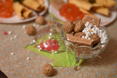 Teller mit Snacks und Schüssel mit indischen Süßigkeiten. Makar Sankranti traditionelle Süßigkeiten und Snacks. Frühstückstee. Maharashtra-Kultur