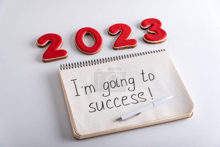 Foto de Números 2021 y cuaderno con las palabras voy a tener éxito. Motivación para 2023 - Imagen libre de derechos