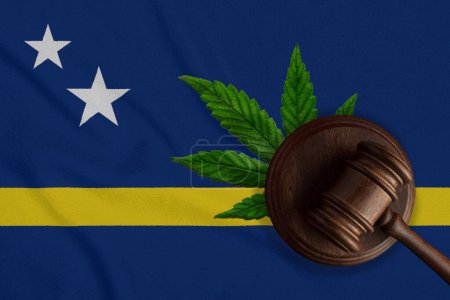 Téléchargez les photos : Drapeau de Curaçao et marteau de justice avec feuille de cannabis. Croissance illégale de plantes de cannabis et propagation de drogues. - en image libre de droit