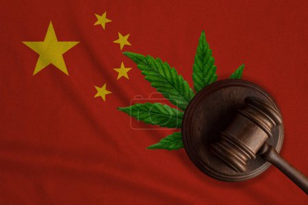 Téléchargez les photos : Drapeau de Chine et marteau de justice avec feuille de cannabis. Croissance illégale de plantes de cannabis et propagation de drogues - en image libre de droit