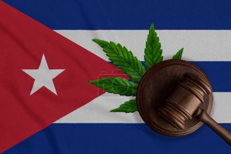 Téléchargez les photos : Drapeau de Cuba et marteau de justice avec feuille de cannabis. Croissance illégale de plantes de cannabis et propagation de drogues. - en image libre de droit