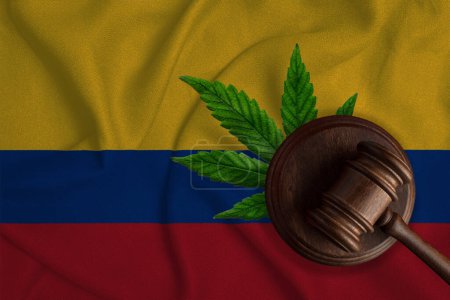 Téléchargez les photos : Drapeau de la Colombie et marteau de justice avec feuille de cannabis. Croissance illégale de plantes de cannabis et propagation de drogues. - en image libre de droit