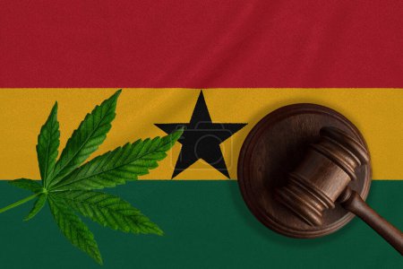 Téléchargez les photos : Drapeau du Ghana sur fond et justice marteau en bois avec feuille de cannabis. Croissance illégale de plantes de cannabis et propagation de drogues - en image libre de droit