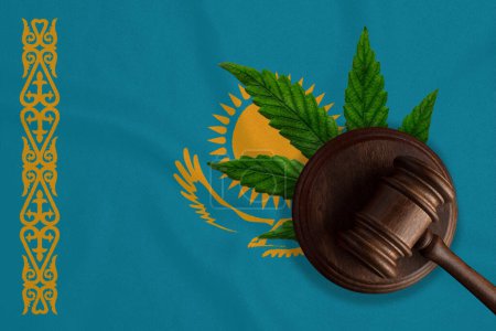 Téléchargez les photos : Gavel en bois Justice avec feuille de cannabis sur le drapeau du Kazakhstan. Croissance illégale de plantes de cannabis et propagation de drogues. - en image libre de droit