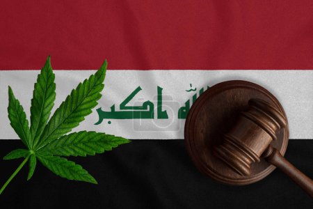 Téléchargez les photos : Gavel en bois Justice avec feuille de cannabis sur le drapeau de l'Irak. Croissance illégale de plantes de cannabis et propagation de drogues. - en image libre de droit