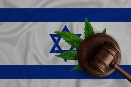 Téléchargez les photos : Drapeau d'Israël et marteau de justice en bois avec feuille de cannabis. Croissance illégale de plantes de cannabis et propagation de drogues. - en image libre de droit
