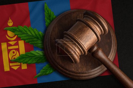 Téléchargez les photos : Goujon en bois judiciaire, feuille de chanvre frais et drapeau de Mongolie. Vente et distribution illégales de marijuana. - en image libre de droit
