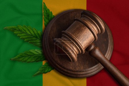 Téléchargez les photos : Goujon en bois judiciaire, feuille de chanvre frais et drapeau du Mali. Vente et distribution illégales de marijuana. - en image libre de droit