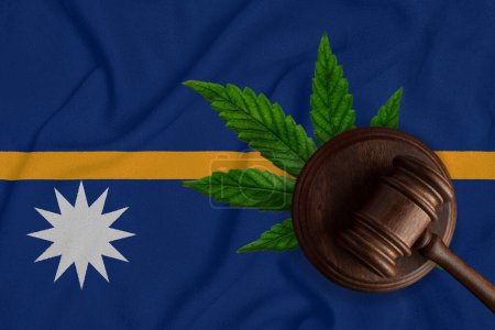 Téléchargez les photos : Gavel judiciaire en bois, feuille de chanvre frais et drapeau de Nauru Vente et distribution illégales de marijuana. - en image libre de droit