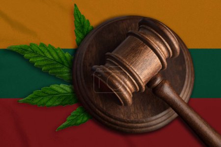 Téléchargez les photos : Gavel en bois Justice avec feuille de cannabis sur le drapeau de Lituanie. Croissance illégale de plantes de cannabis et propagation de drogues. - en image libre de droit