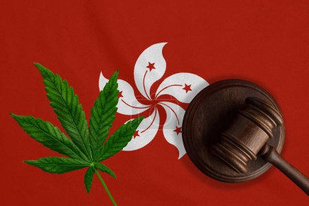 Téléchargez les photos : Gavel en bois Justice avec feuille de cannabis sur le drapeau de Hong Kong. Croissance illégale de plantes de cannabis et propagation de drogues. - en image libre de droit