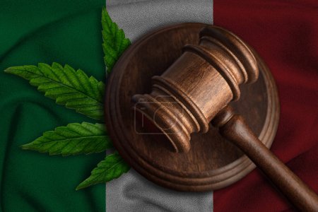 Téléchargez les photos : Gavel en bois Justice avec feuille de cannabis sur le drapeau de l'Italie. Croissance illégale de plantes de cannabis et propagation de drogues. - en image libre de droit