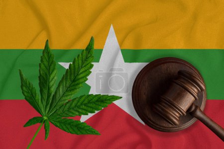 Téléchargez les photos : Goujon en bois judiciaire, feuille de chanvre frais et drapeau du Myanmar. Vente et distribution illégales de marijuana. - en image libre de droit