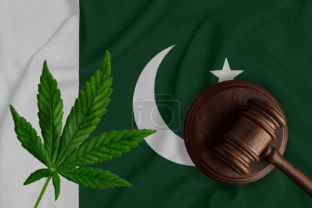 Téléchargez les photos : Feuille de cannabis et juge marteau sur le fond du drapeau pakistanais. Concept de légalisation de la marijuana. - en image libre de droit