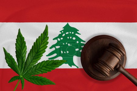 Téléchargez les photos : Gavel en bois de justice avec feuille de cannabis sur le drapeau du Liban. Croissance illégale de plantes de cannabis et propagation de drogues. - en image libre de droit