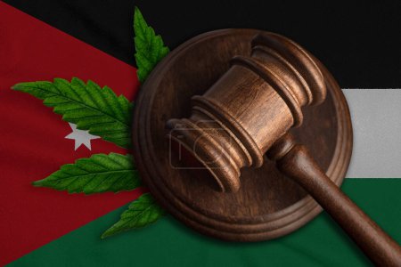 Téléchargez les photos : Gavel en bois Justice avec feuille de cannabis sur le drapeau de Jordanie. Croissance illégale de plantes de cannabis et propagation de drogues. - en image libre de droit