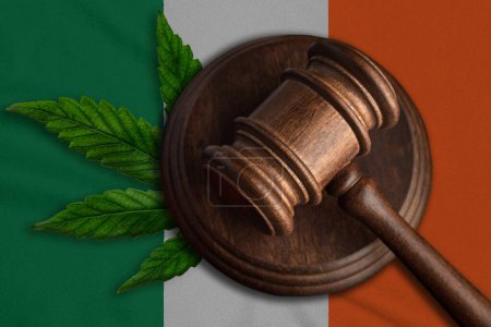 Téléchargez les photos : Gavel en bois Justice avec feuille de cannabis sur le drapeau d'Irlande. Croissance illégale de plantes de cannabis et propagation de drogues. - en image libre de droit