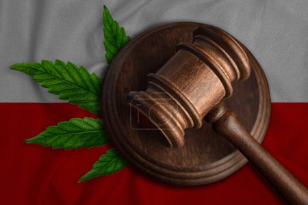 Téléchargez les photos : Juges marteau et feuille de cannabis sur le fond du drapeau polonais. Concept de légalisation du cannabis. - en image libre de droit