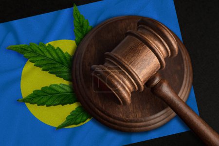 Téléchargez les photos : Mallet du juge sur le fond du drapeau de Palaos. Le concept de légalisation de la marijuana dans le pays - en image libre de droit