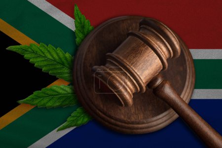 Téléchargez les photos : Gavel du juge et feuille de cannabis sur le drapeau de l'Afrique du Sud. Concept de cannabis médical - en image libre de droit
